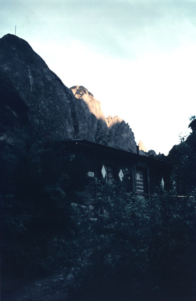 1957-07-21_02_Haindlkarh%C3%BCtte_gegen_Bergspitzen_in_der_Morgensonne