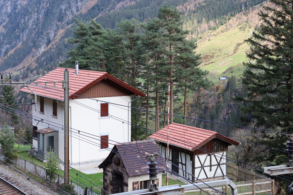 Bahnw%C3%A4rterhaus_Eggwald_und_Kabelbude_unbd_Holzschopf_2020