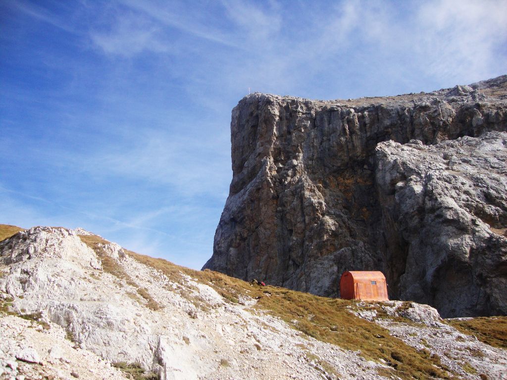 Bivacco_Rigatti_sotto_la_cima_Schenon_-_panoramio