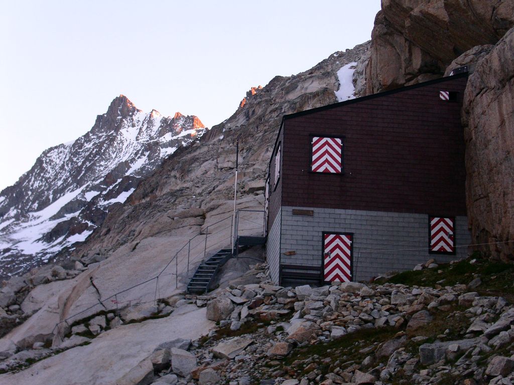 Bivouac_de_l'Aar_(Aarbiwak)_et_Lauteraarhorn