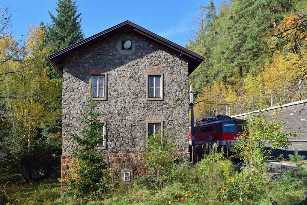 Breitenstein_-_Semmeringbahn_-_Bahnw%C3%A4rterh%C3%A4uschen_WH_156_-_2