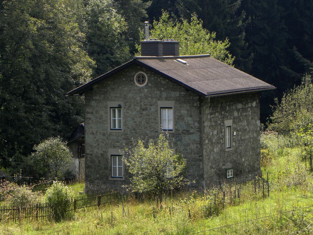 Breitenstein_-_Semmeringbahn_-_Bahnw%C3%A4rterh%C3%A4uschen_bei_km_95-5