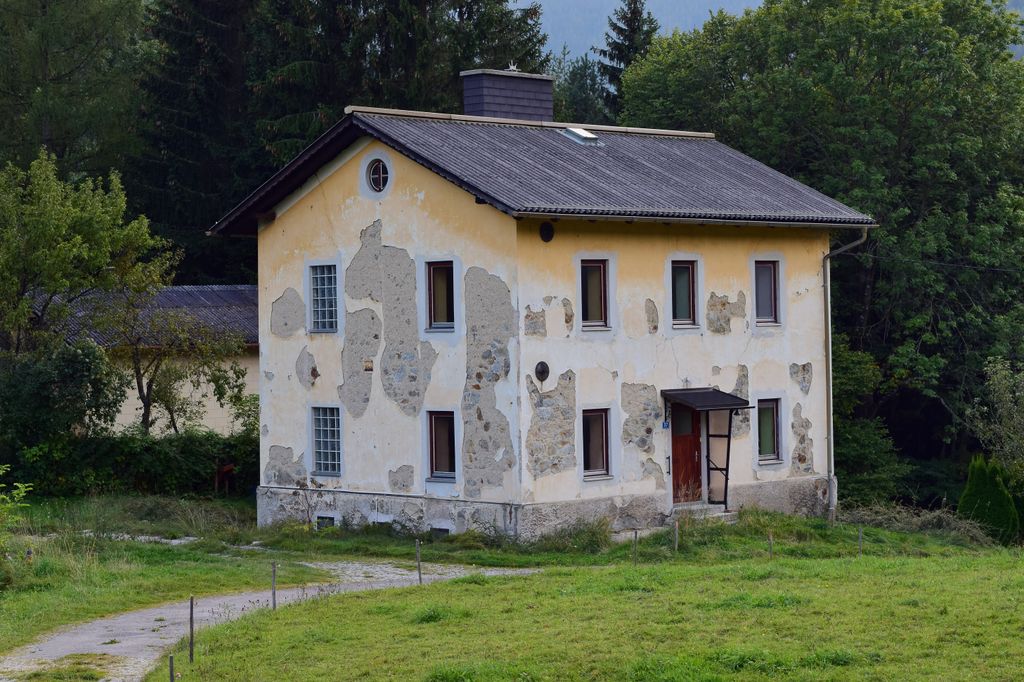 Breitenstein_-_Semmeringbahn_-_ehem_Bahnw%C3%A4rterh%C3%A4uschen_WH_160