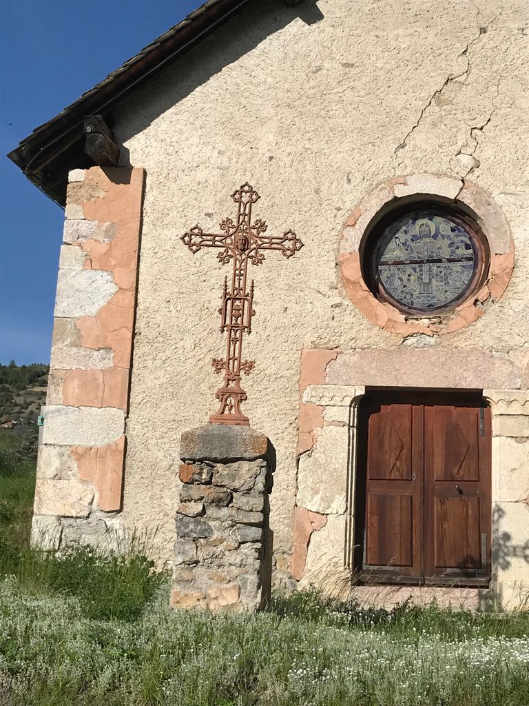 Chapelle_Saint-Claude_des_Sallettes_(mai_2021)_et_croix