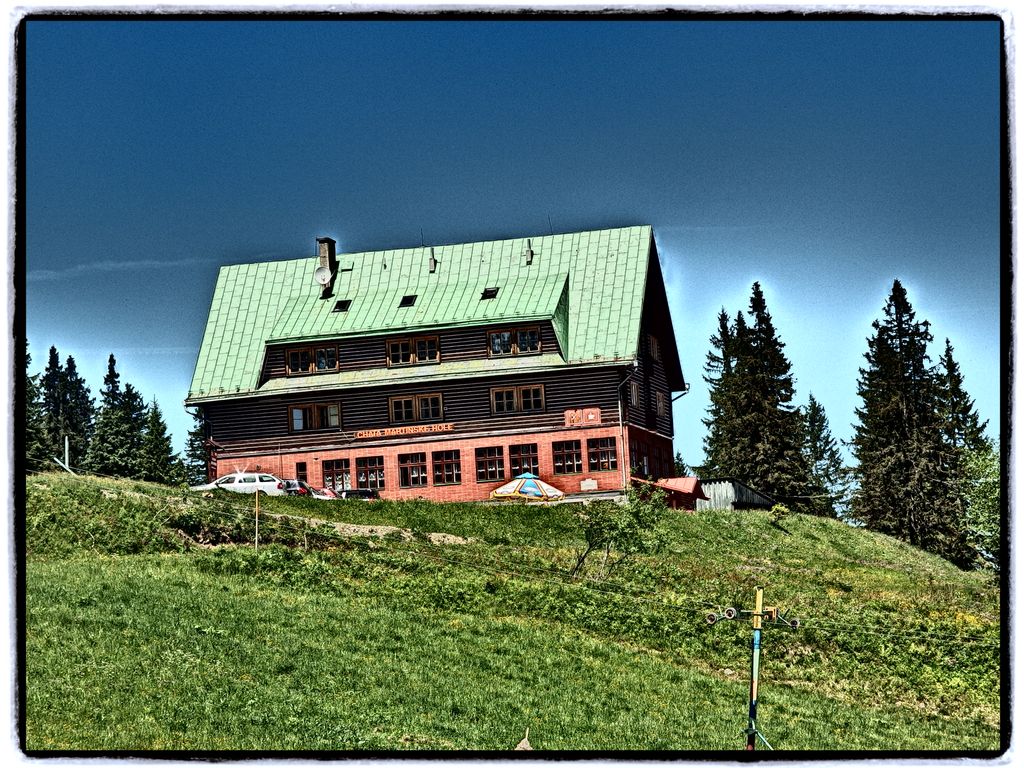 Chata_Martinsk%C3%A9_Hole_-_panoramio