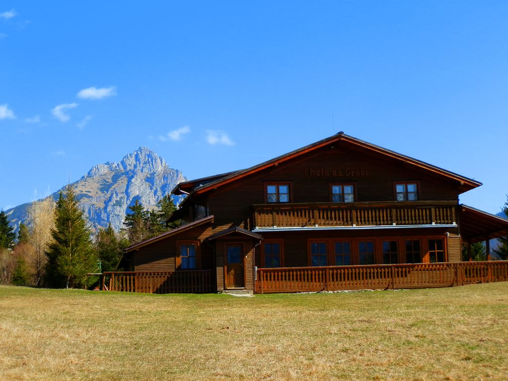 Chata_na_Gr%C3%BAni_-_panoramio