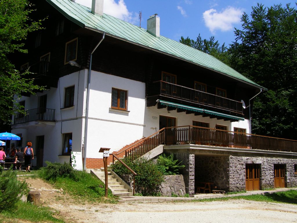 Chata_pri_Morskom_oku_-_panoramio