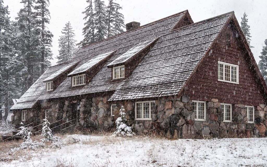 Crater_Lake_NP_Administration_Building_OR1