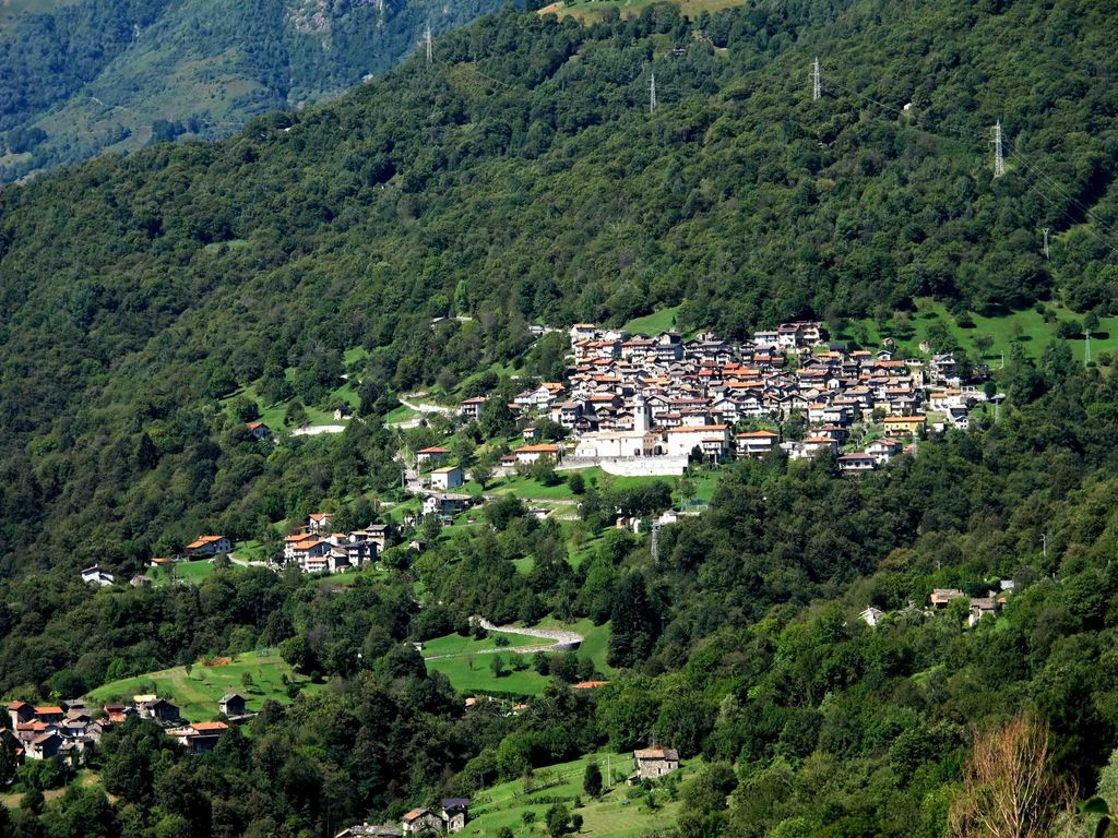 Photo №2 of Dosso del Liro
