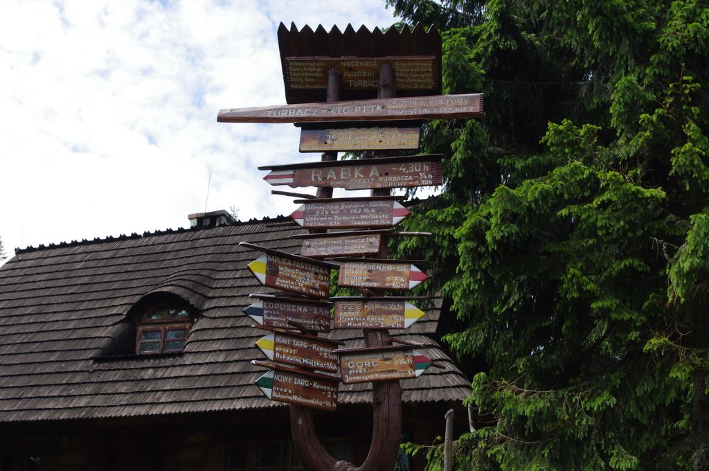 Drogowskaz_obok_schroniska_na_Turbaczu_-_panoramio