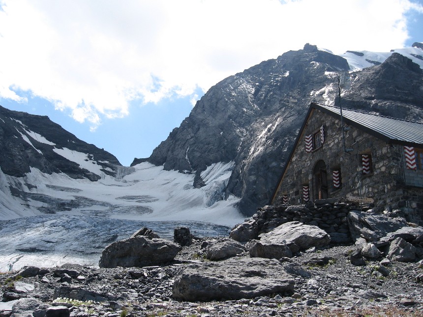 Fr%C3%BCndenh%C3%BCtte_gegen_Doldenhorn