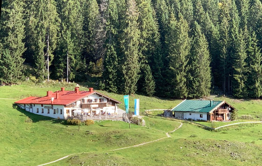 GER_%E2%80%94_BY_%E2%80%94_Landkreis_Traunstein_%E2%80%94_Reit_im_Winkl_-_Winklmoos-Alm_-_D%C3%BCrrnbachhornweg_14_(Traunsteiner_H%C3%BCtte)
