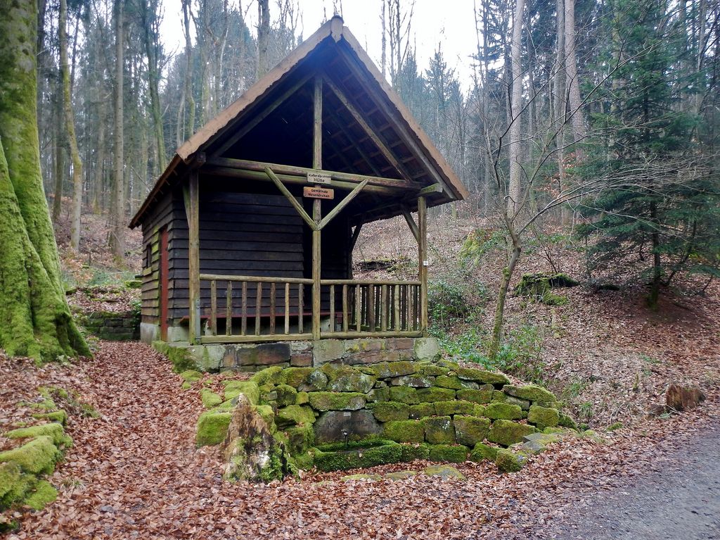 Kellersbrunnenh%C3%BCtte_beim_127_km_langen_Neckarsteig_-_panoramio