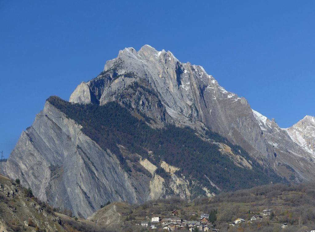 Photo №2 of La Croix des Têtes