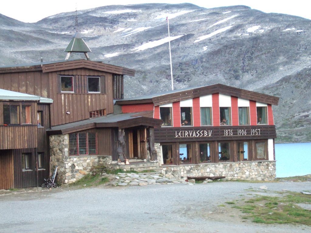 Leirvassbu_turisthytte_i_Jotunheimen