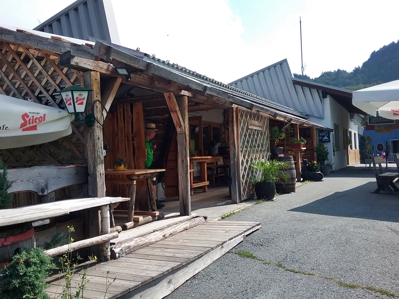 Liftst%C3%BCberl_an_der_Talstation_im_Skigebiet_Arnoldstein_%E2%80%93_Dreil%C3%A4ndereck