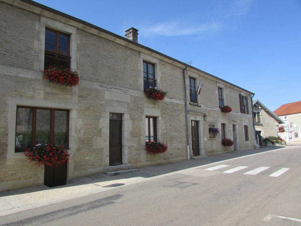 Photo №2 of Mandres-la-Côte