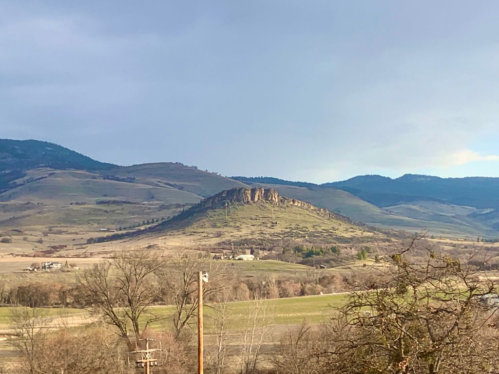 Photo №1 of Pompadour Bluff