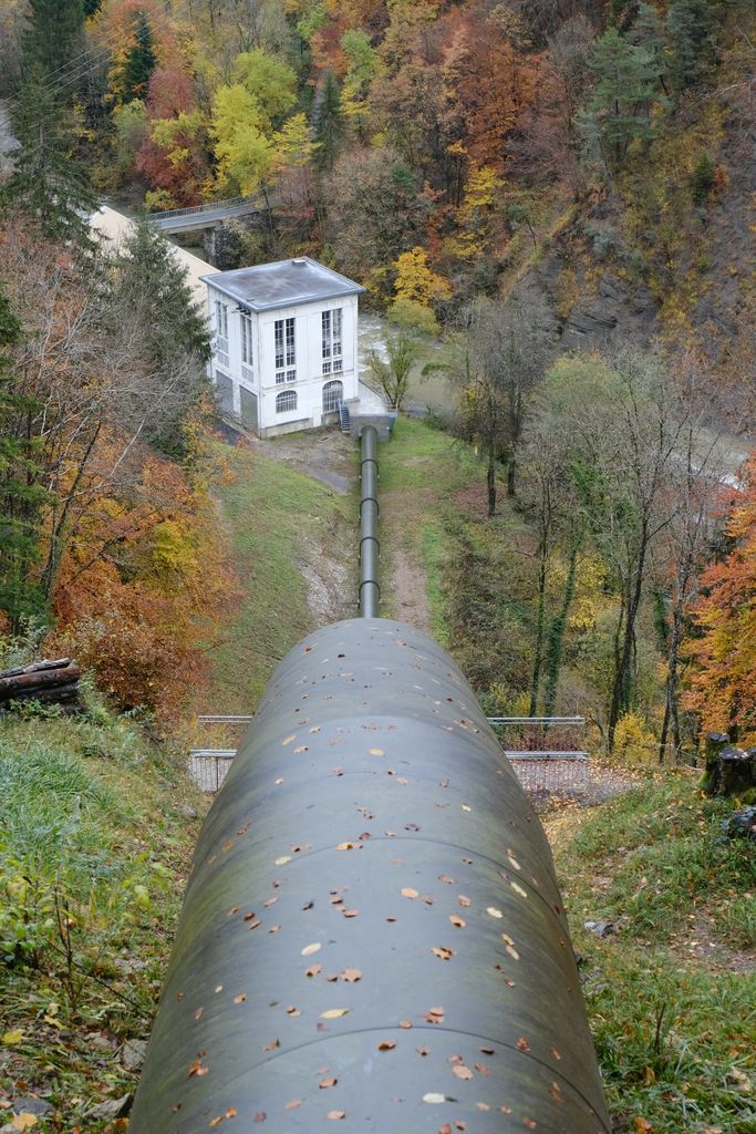 Pressure_pipe_%40_Centrale_de_Saint-Pierre-en-Faucigny_%40_Saint-Laurent_(50695456128)
