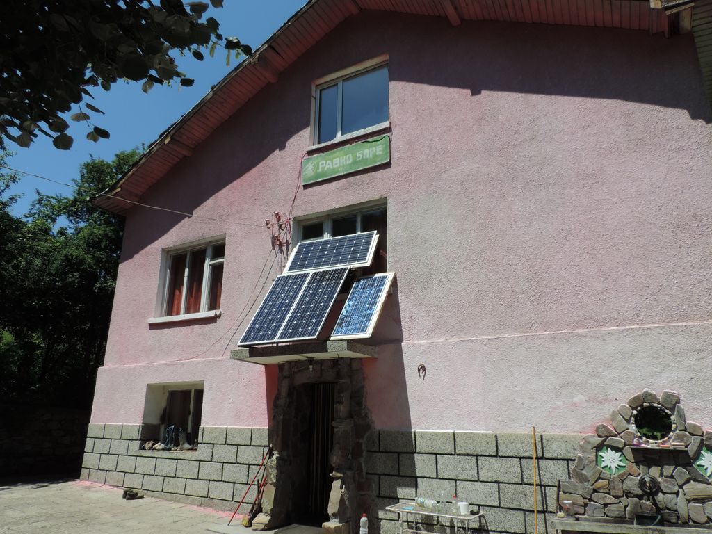Ravno_bore_hut_01