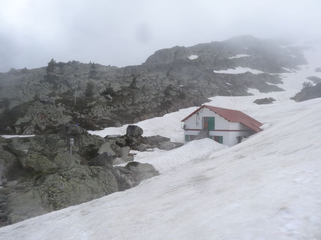 Refugi_de_Certascan_nevat_(juny_2013)_-_panoramio
