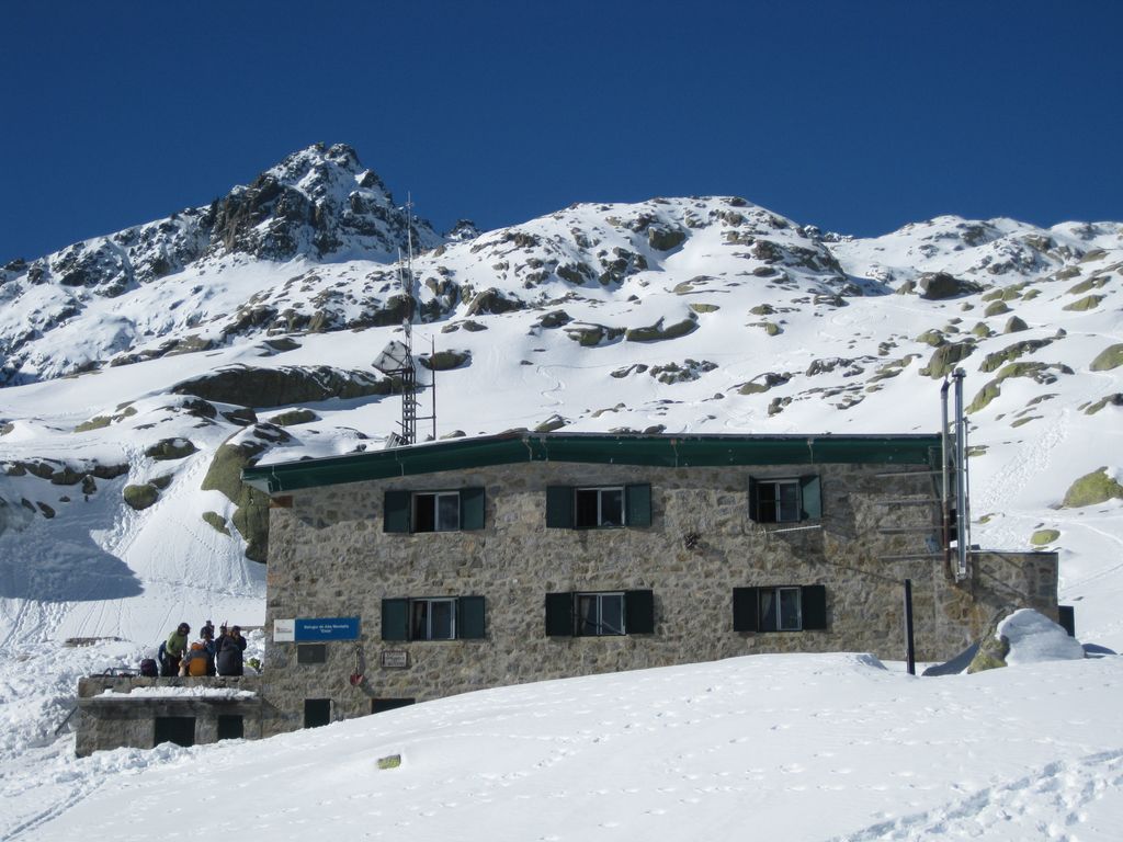 Refugio_Elola_mit_Pico_Almanzor_im_Hintergrund