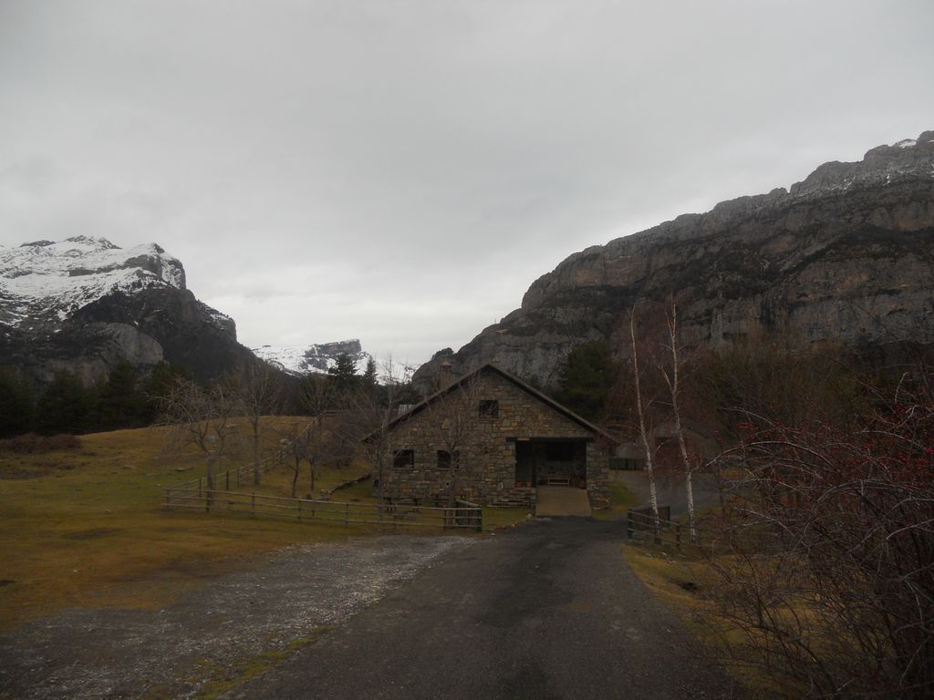 Refugio_de_Gabardito_%2C_Arag%C3%B3n._-_panoramio