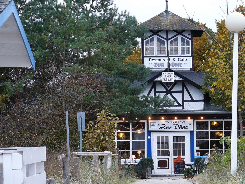 Restaurant_und_Cafe_zur_D%C3%BCne_in_Boltenhagen_-_panoramio