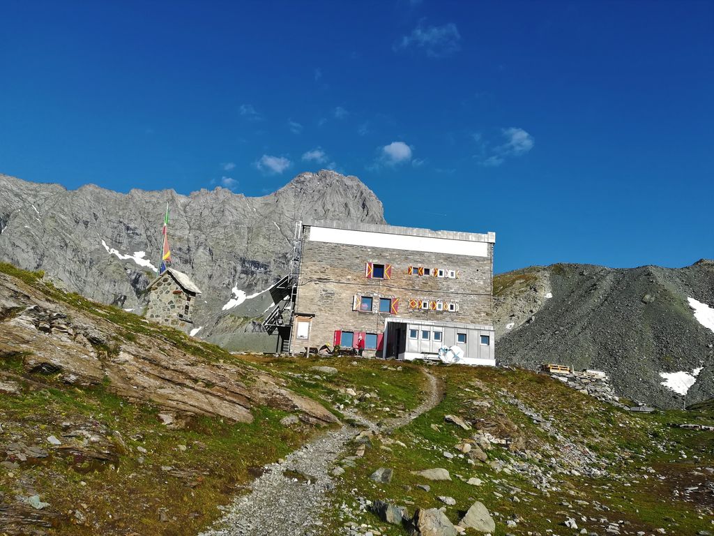 Rifugio_Bartolomeo_Gastaldi_ed_Uia_di_Bessanese