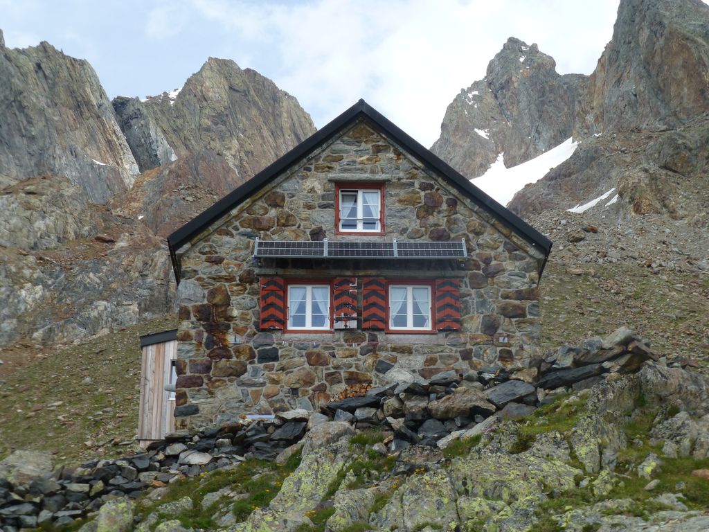 Trifth%C3%BCtte_2520m%2C_Sektion_Bern_SAC