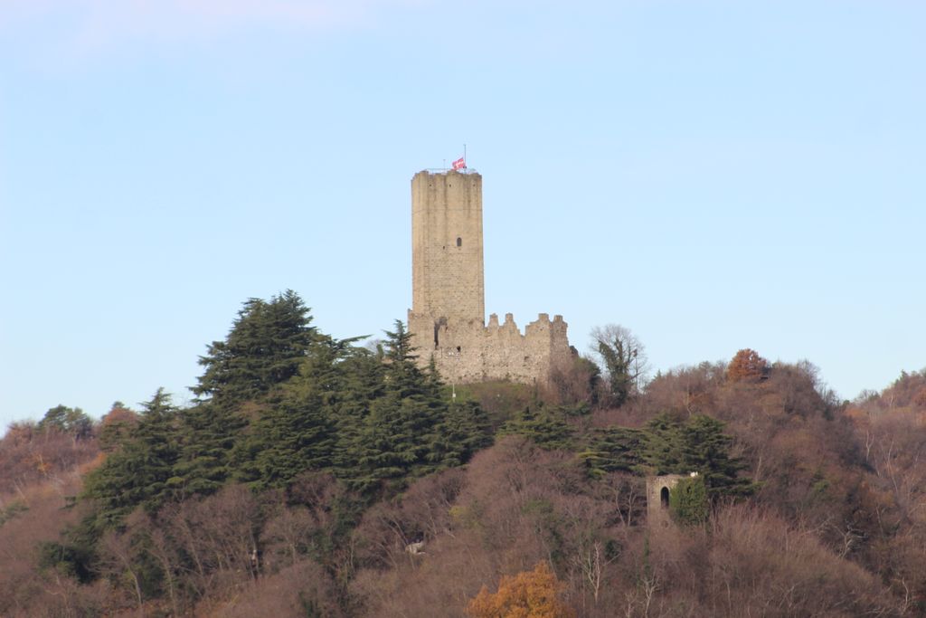 Photo №2 of Castello del Baradello